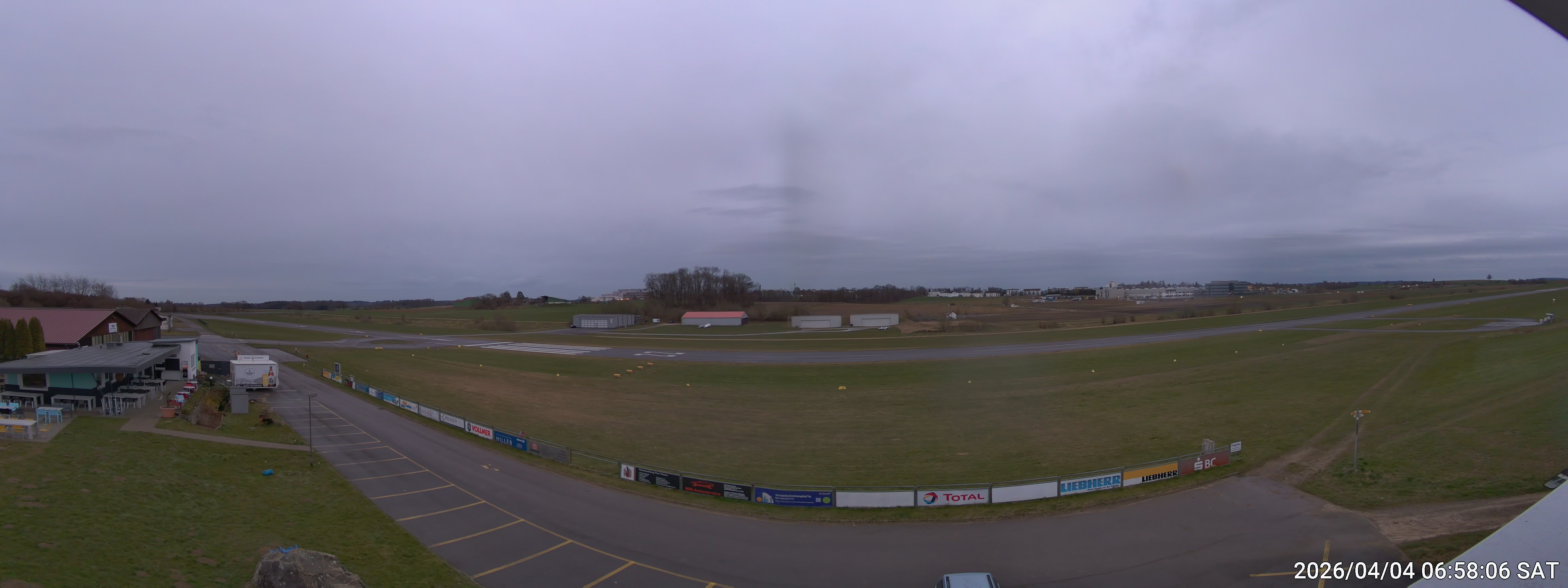 EDMB Panorama RWY 22/04